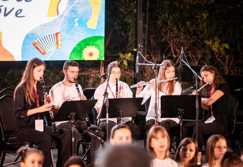 Mini festival Glazba za sve - Nezaboravna večer u mostarskom parku - Tamburica, pjevanje, slikanje i smijeh
